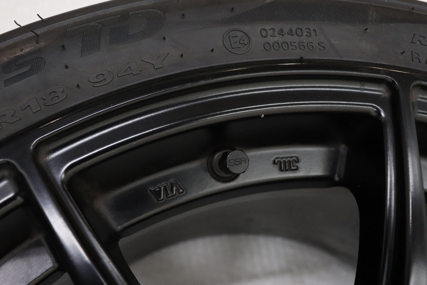 USED SPEED STAR SSR GTX01 18x10.5J+15 5H/PCD114.3 with New Tires 4pcs Set